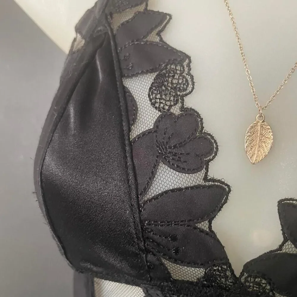 Victoria’s Secret Black lace bralette with floral embroidery and adjustable strp